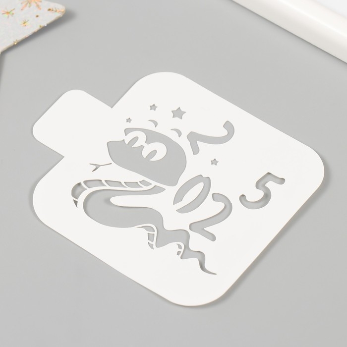 Трафарет новогодний пластиковый "Кобра 2025", размер 9х9 см