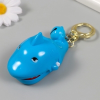 Брелок пластик с карабином "Акула-зубастик" закрывается при нажатии на зуб 5,5х7,5х5 см Брелок пластик с карабином "Акула-зубастик" закрывается при нажатии на зуб 5,5х7,5х5 см