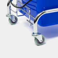 Тележка уборочная одноведерная с вертикальным и сеткой, синее ведро 25 л, хромированная рама Тележка уборочная одноведерная с вертикальным и сеткой, синее ведро 25 л, хромированная рама