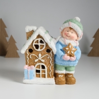 Сувенир керамика свет "Малышка в голубом свитере у пряничного домика" 15х8х16 см Сувенир керамика свет "Малышка в голубом свитере у пряничного домика" 15х8х16 см