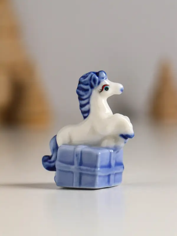 Сувенир керамика "Лошадка с подарком" бело-синий МИКС 4,1х2,6х4 см