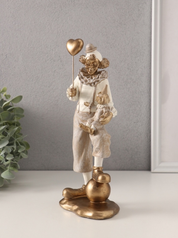 Сувенир полистоун "Клоун с малышом и воздушным шариком" бело-бежевый 10,5х7х25,5 см