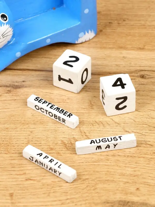 Календарь настольный "Кошка" дерево 13х4х10 см, цв. синий