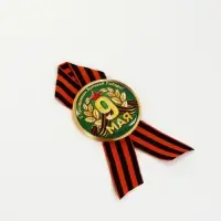 Значок с лентой с лентой "9 мая, лавры" зеленый