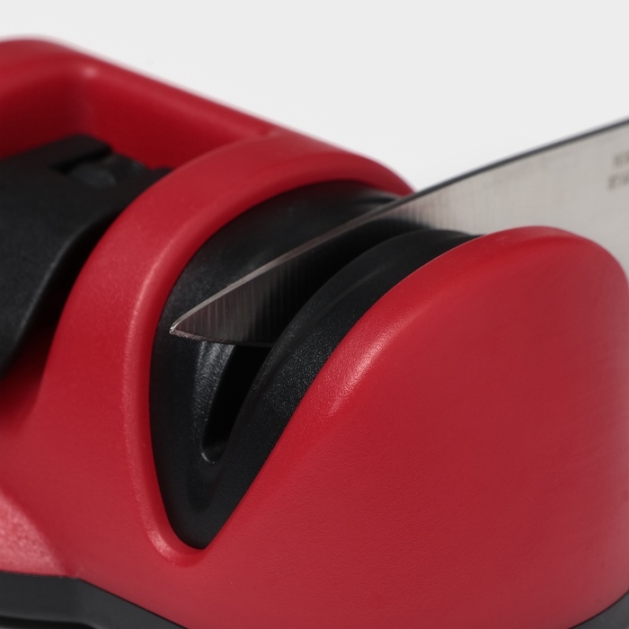 Точилка для ножей Доляна &laquo;Профи&raquo;, 13&times;7&times;4,5 см, с полировкой, на присоске, цвет красный