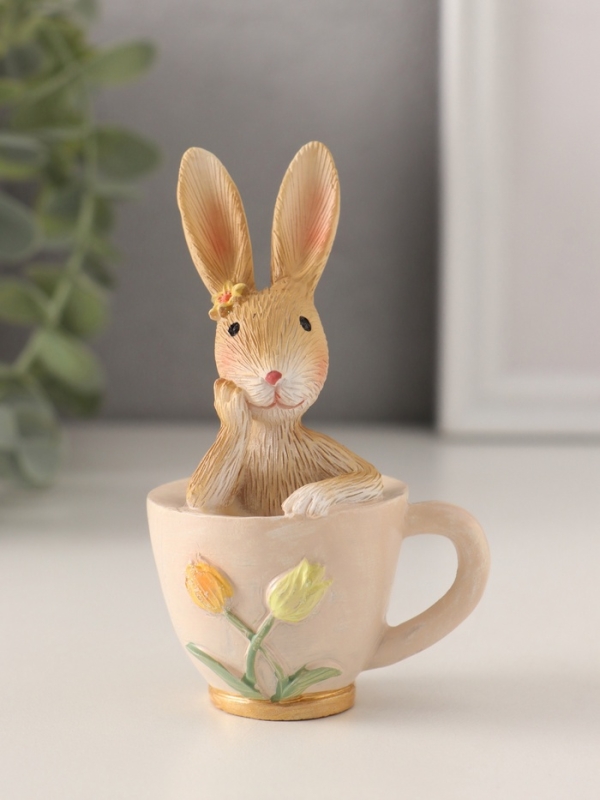 Сувенир полистоун "Кролик в чашечке с тюльпанами" 6х4,5х10 см