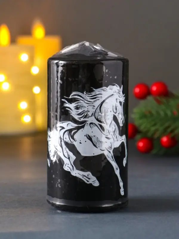 Свеча столб 50*100 мм с накаткой "Символ года" , Конь, черная