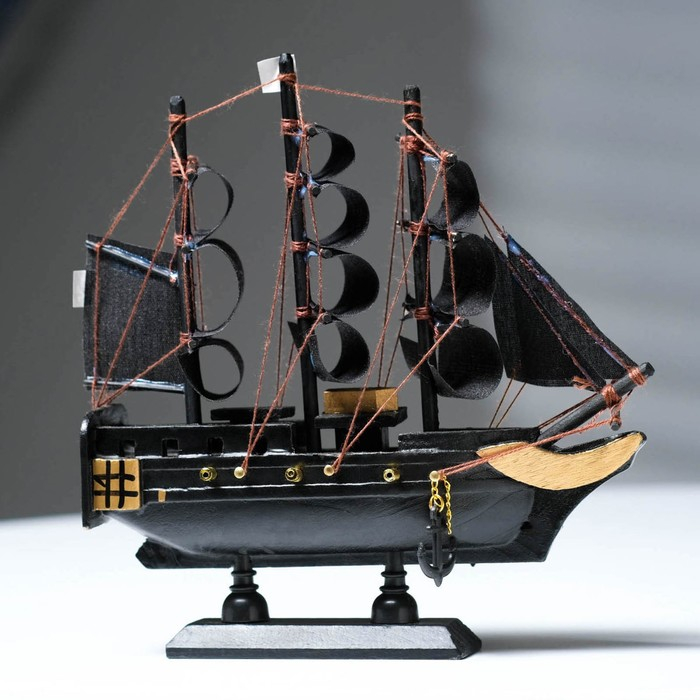 Корабль пиратский шестипушечный &laquo;Гангут&raquo;, черные паруса,16х4х15.5см
