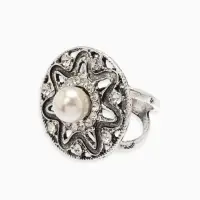 Кольцо для платка "Цветок в круге", цвет белый в чернёном серебре