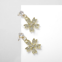 Серьги со стразами «Цветы» литл, цвет белый в золоте Серьги со стразами «Цветы» литл, цвет белый в золоте