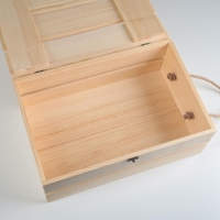 Ящик деревянный 35&times;23&times;13 см подарочный с реечной крышкой на петельках с замком