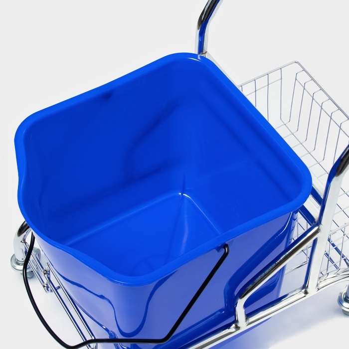 Тележка уборочная одноведерная с вертикальным и сеткой, синее ведро 25 л, хромированная рама Тележка уборочная одноведерная с вертикальным и сеткой, синее ведро 25 л, хромированная рама