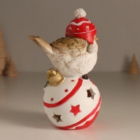 Сувенир полистоун свет "Птичка в шапке с помпонами на ёлочном шарике" 7,5х9,5х15 см Сувенир полистоун свет "Птичка в шапке с помпонами на ёлочном шарике" 7,5х9,5х15 см