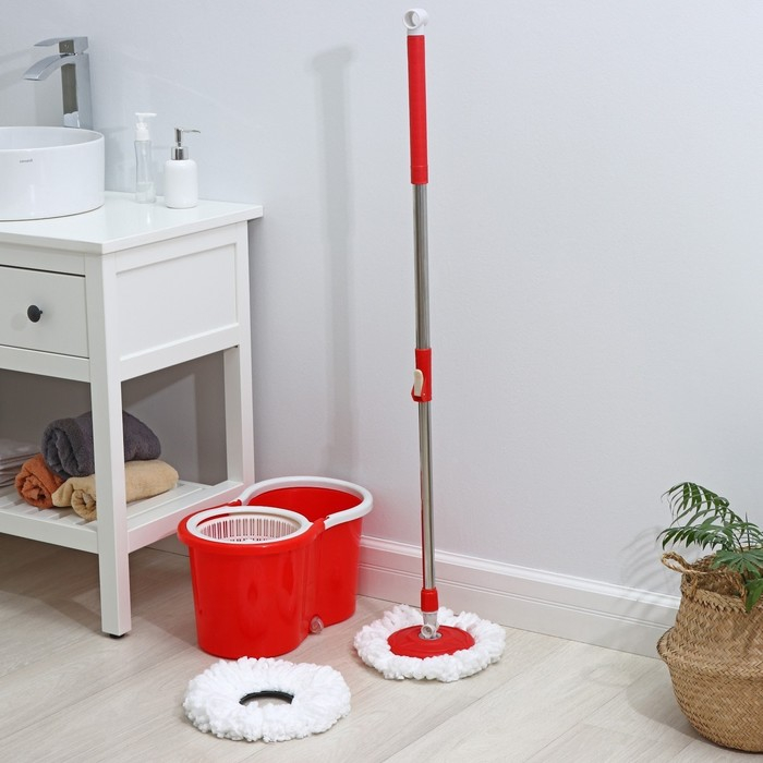 Швабра с отжимом и ведро на колёсиках с пластиковой центрифугой Доляна, 14 л, швабра, запасная насадка из микрофибры, цвет МИКС