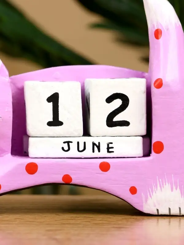 Календарь настольный &laquo;Кошка&raquo;, 14&times;4&times;10 см, дерево, сиреневый