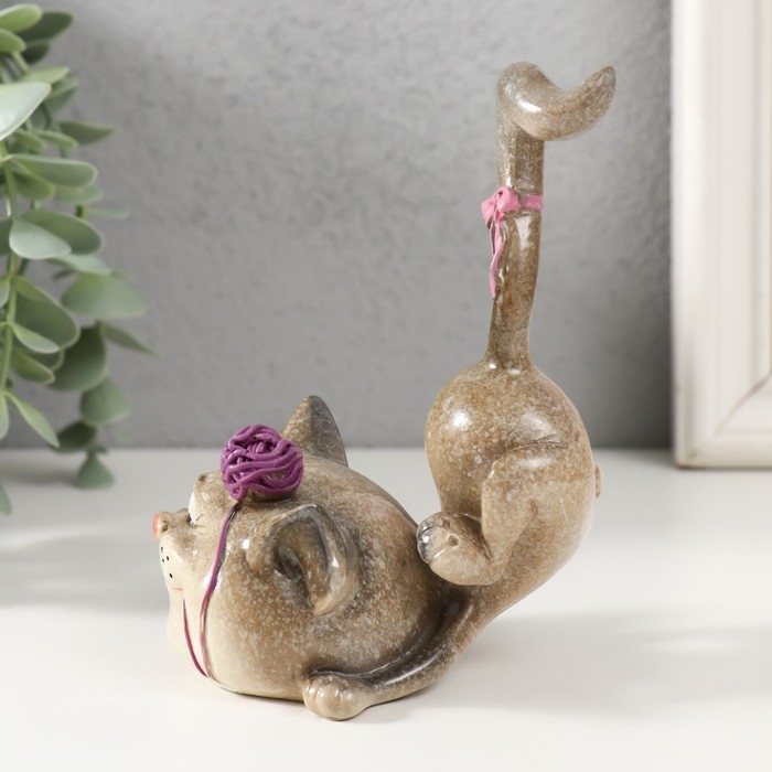 Сувенир полистоун лак "Кошечка играет с клубком" 9,5х8х12,5 см