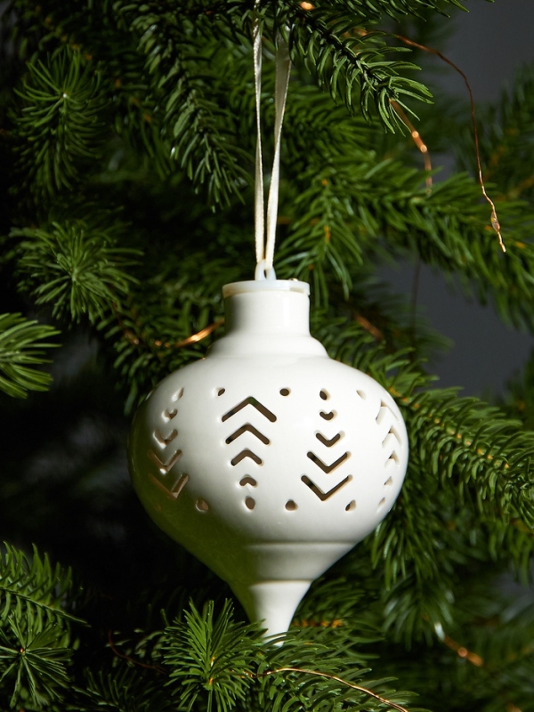 Елочный шар "Орнамент" 10.7х8.5х8.5, 1 LED, LR44x3(в компл.), Т/БЕЛЫЙ