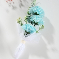 Букет из мыльных лепестков "Три гвоздики на подиуме" голубой 8х8х25 см