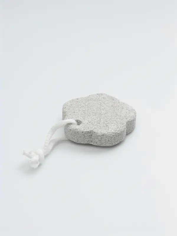 Пемза для педикюра &laquo;Цветок&raquo;, с подвесом, 7.5&times;7.5 см, в коробке, белая