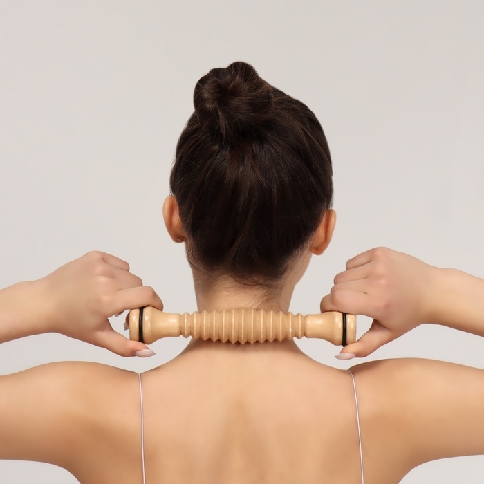 Массажёр &laquo;Скалка&raquo;, универсальный, d 4 &times; 22 см, с резьбой, деревянный