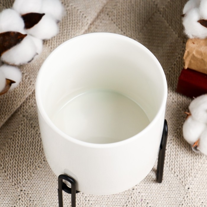 Кашпо Кашпо "Цилиндр" белое, на черной подставке, 14х10х10см