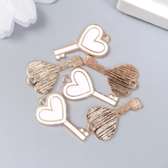 Металлический элемент, декоративная подвеска &laquo;Арт Узор. Ключик с сердцем&raquo;, эмаль, бело-розовый, 1.3&times;2.3 см