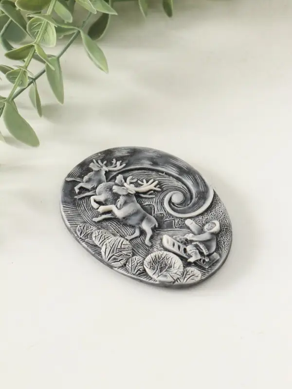 Магнит "Погонщик оленей на фоне северного сияния (барельеф)" 6 см