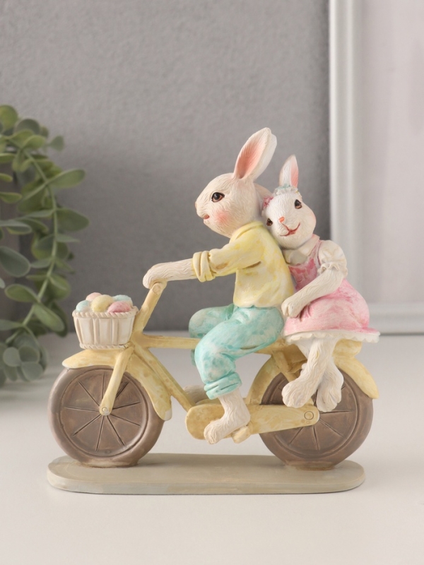 Сувенир полистоун "Кролики - прогулка на велосипеде" 14,5х5х15 см