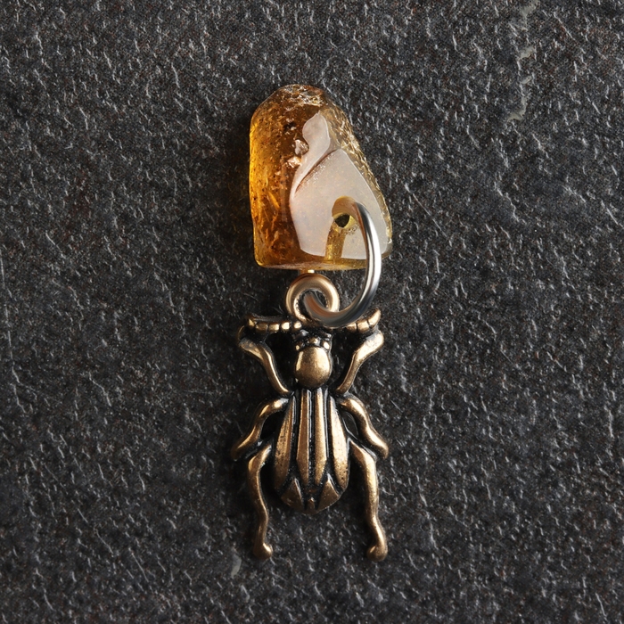 Брелок талисман "Скарабей", латунь, янтарь