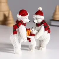 Сувенир полистоун "Семья белых медведей в вязаных шарфах и шапках" 10,5х4,3х10 см