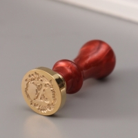 Печать для сургуча с пластиковой ручкой "Венок с буквой X" 2,5х2,5х6,3 см Печать для сургуча с пластиковой ручкой "Венок с буквой X" 2,5х2,5х6,3 см