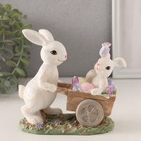 Сувенир полистоун "Кролик везет крольчонка в тележке с незабудками" 13,5х6,5х12 см Сувенир полистоун "Кролик везет крольчонка в тележке с незабудками" 13,5х6,5х12 см