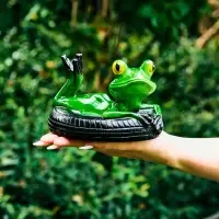 Садовая фигура 14 х 13 х 9,5 см "Лягушка на шине" Водоплавающая