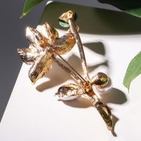 Брошь &laquo;Цветочная композиция&raquo;, цвет бело-зелёный в золоте