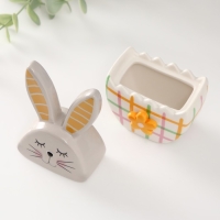 Шкатулка керамика "Зайка в яйце в клеточку, с цветком" серо-жёлтый 8х5,4х14,2 см Шкатулка керамика "Зайка в яйце в клеточку, с цветком" серо-жёлтый 8х5,4х14,2 см