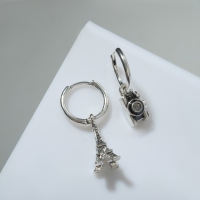 Серьги со стразами &laquo;Брелок&raquo; Эйфелева башня, цвет белый в серебре