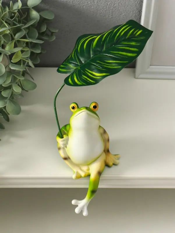 Сувенир полистоун "Лягуха под пальмовым листом" 5,8х7,5х14,5 см