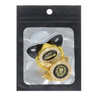 Соска - пустышка силиконовая ортодонтическая &laquo;Я тут главный&raquo;, от 6 мес., с колпачком + держатель - цепочка, цвет черный/золото, стразы