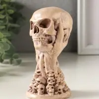 Статуэтка "Череп на руке" высота 12 см, цвет слоновая кость