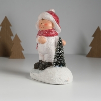 Сувенир керамика свет "Малыш в белом комбинезоне у ёлочки" 11,5х7х16 см Сувенир керамика свет "Малыш в белом комбинезоне у ёлочки" 11,5х7х16 см