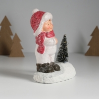 Сувенир керамика свет "Малыш в белом комбинезоне у ёлочки" 11,5х7х16 см Сувенир керамика свет "Малыш в белом комбинезоне у ёлочки" 11,5х7х16 см