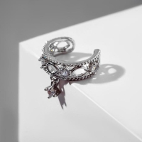 Серьга &laquo;Кафф&raquo; яркая классика, цвет белый в серебре