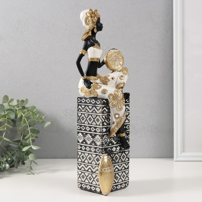 Сувенир полистоун "Африканка с бубном на колонне с узорами" бело-черный, золото 10,5х9х32 см   10325
