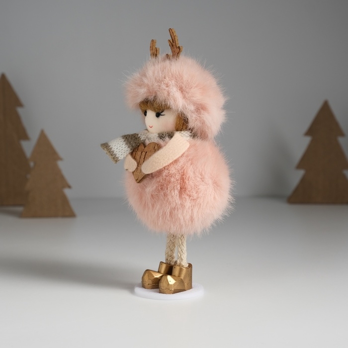Кукла интерьерная "Девочка в розовой шубке и шапке, с сердечком" 6х6х15 см