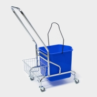 Тележка уборочная одноведерная с вертикальным и сеткой, синее ведро 25 л, хромированная рама Тележка уборочная одноведерная с вертикальным и сеткой, синее ведро 25 л, хромированная рама