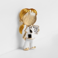 Брошь &laquo;Доктор&raquo; девочка, цветная в золоте