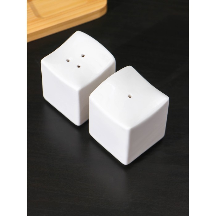 Набор фарфоровый для специй на бамбуковой подставке BellaTenero, 3 предмета: солонка 60 мл, перечница 50 мл, салфетница, цвет белый