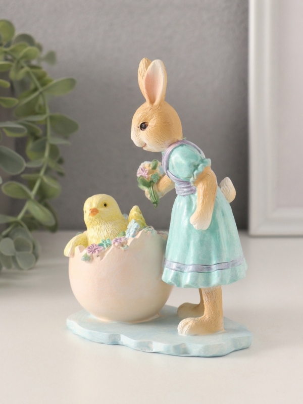 Сувенир полистоун "Зайка в голубом платье и цыплёнок в яйце с незабудками" 10х6,5х13,5 см
