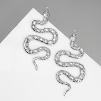 Новый год! Символ года 2025! Серьги с жемчугом «Змея» таинственная, цвет серебро Новый год! Символ года 2025! Серьги с жемчугом «Змея» таинственная, цвет серебро