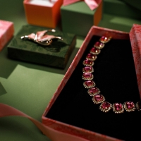 Колье &laquo;Драгоценность&raquo; квадраты в стразах, цвет бело-розовый в золоте, 32 см